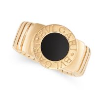 BULGARI, A TUBOGAS ONYX RING in 18ct yellow gold, set with a circular disc of onyx, tubogas style