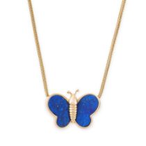 A LAPIS LAZULI BUTTERFLY PENDANT NECKLACE in yellow gold, in the form of a butterfly with lapis