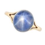 AN ANTIQUE STAR SAPPHIRE RING in yellow gold, set with a cabochon star sapphire, marked
