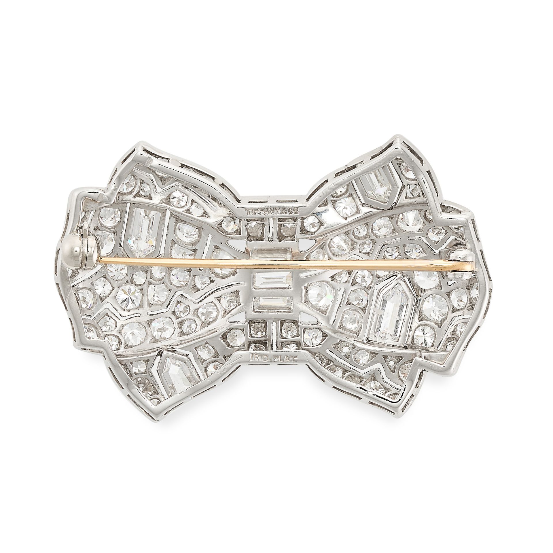 TIFFANY & CO, A FINE ART DECO DIAMOND BOW BROOCH in platinum, designed as a bow, set with round - Bild 2 aus 2