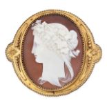 AN ANTIQUE CAMEO BROOCH, 19TH CENTURY in yellow gold, in the Etruscan revival manner, set with an