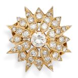 A DIAMOND STAR RING in yellow gold, set to the centre with a round brilliant cut diamond, the rays