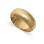 A YELLOW GOLD WEDDING BAND in yellow gold, stamped 750 18K, size R / 8.5, 11.1g.