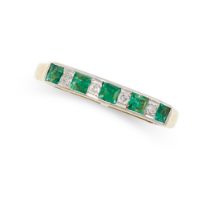 AN EMERALD AND DIAMOND RING in yellow gold, set with a row of alternating step cut emeralds and