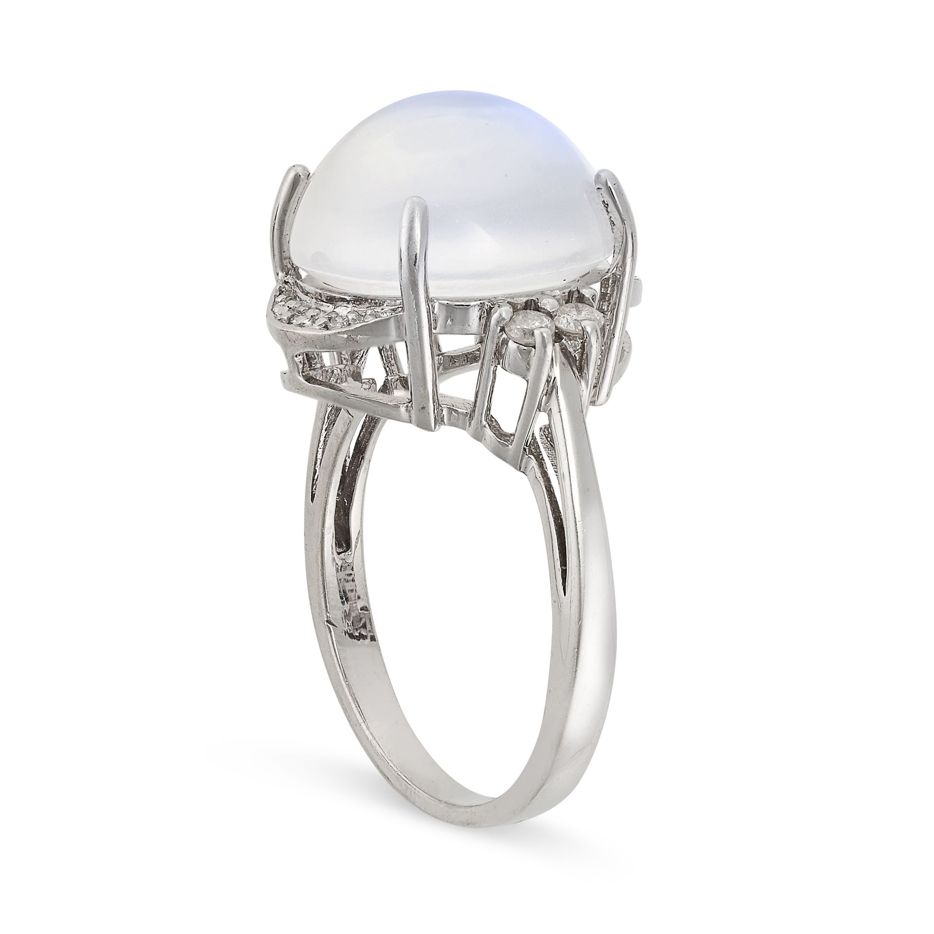 A MOONSTONE AND DIAMOND RING in 9ct white gold, set with a round cabochon star moonstone, accented - Bild 2 aus 2