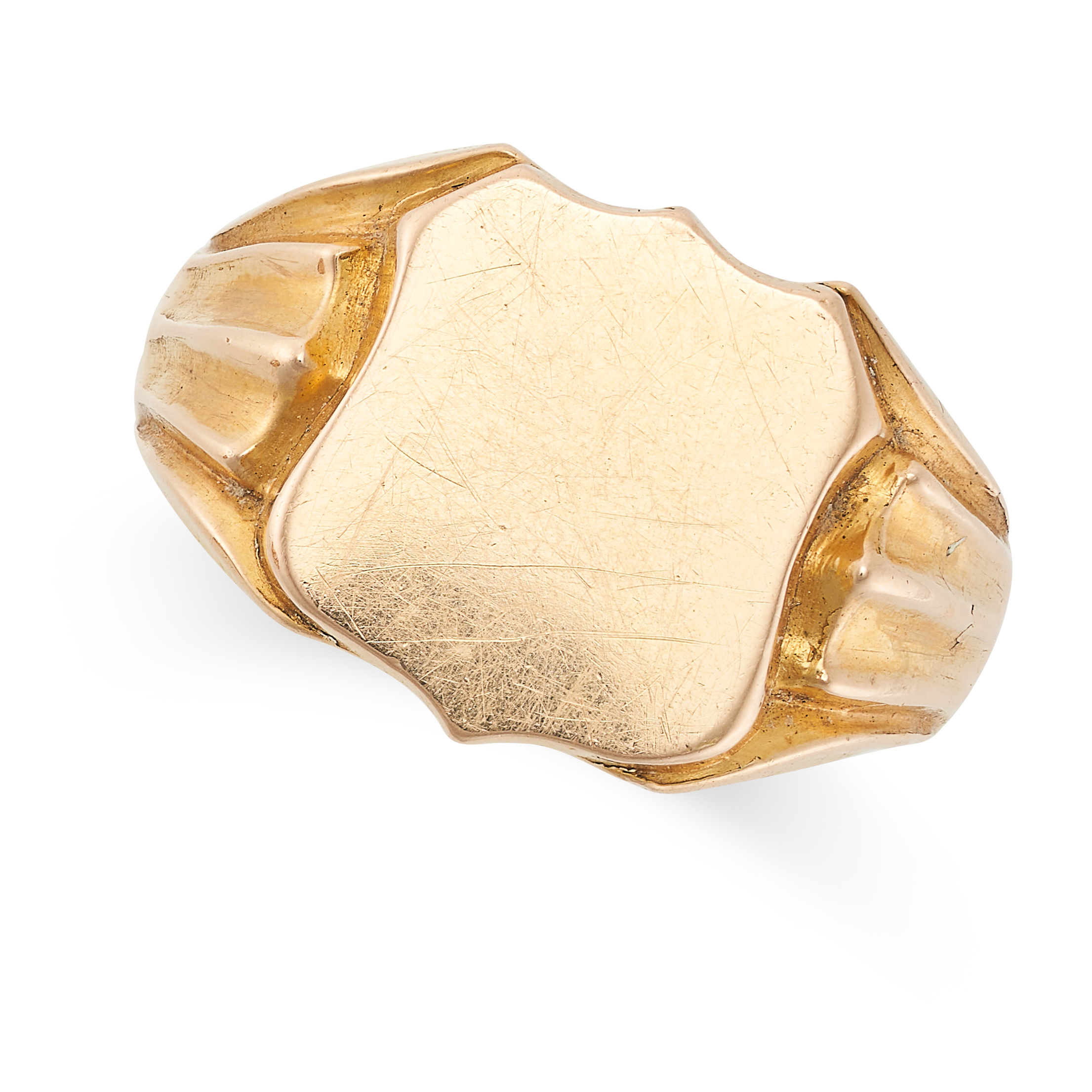 AN ANTIQUE SIGNET RING in 18ct yellow gold, the shield shaped face leading to a tapered band,