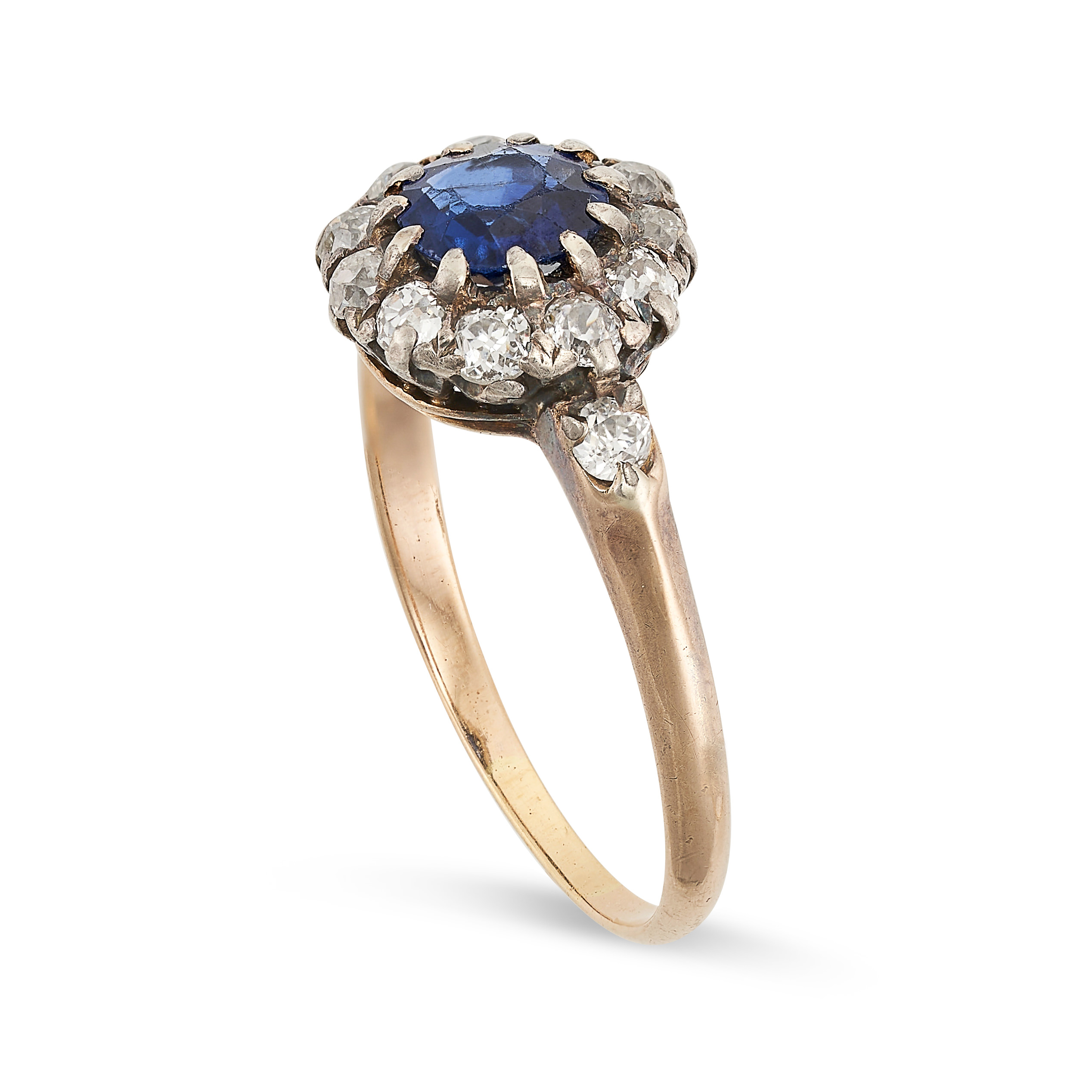 AN ANTIQUE SAPPHIRE AND DIAMOND CLUSTER RING in yellow gold and silver, set with a round cut - Image 2 of 2