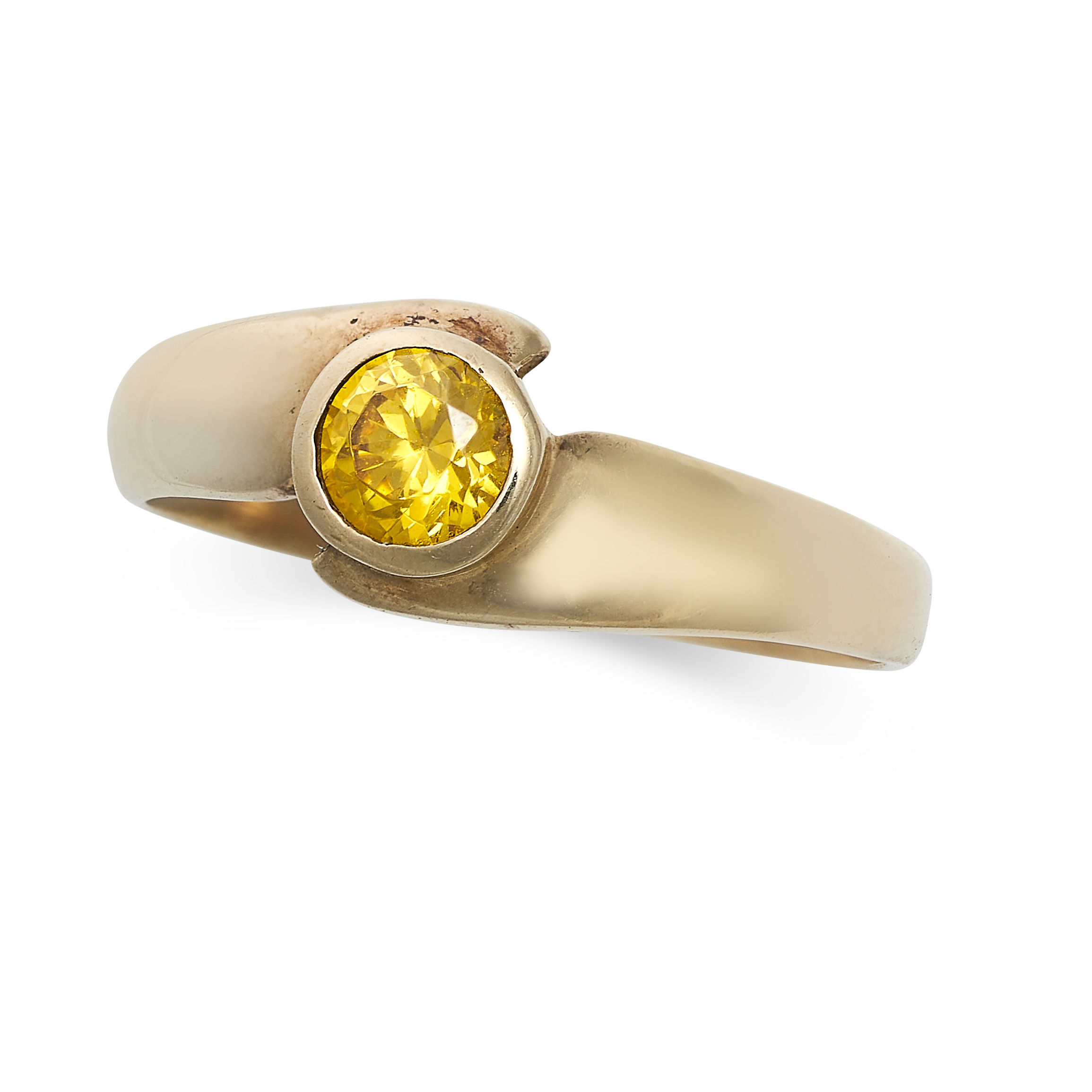 A YELLOW PASTE RING in 9ct yellow gold, set with a round cut yellow paste gemstone, British