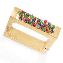 A VINTAGE EMERALD, SAPPHIRE AND RUBY BANGLE, 1970S in 18ct yellow gold, the rectangular hinged