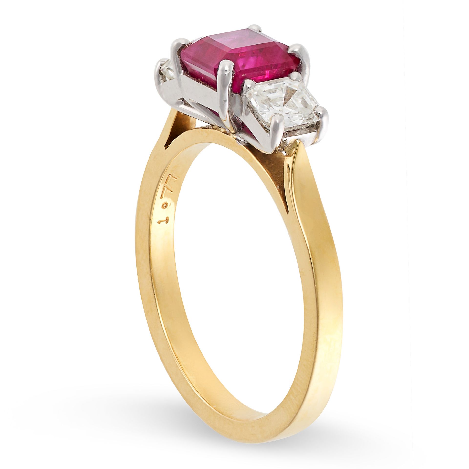 A RUBY AND DIAMOND THREE STONE RING in 18ct yellow, set with an octagonal step cut ruby of 1.77 - Bild 2 aus 2