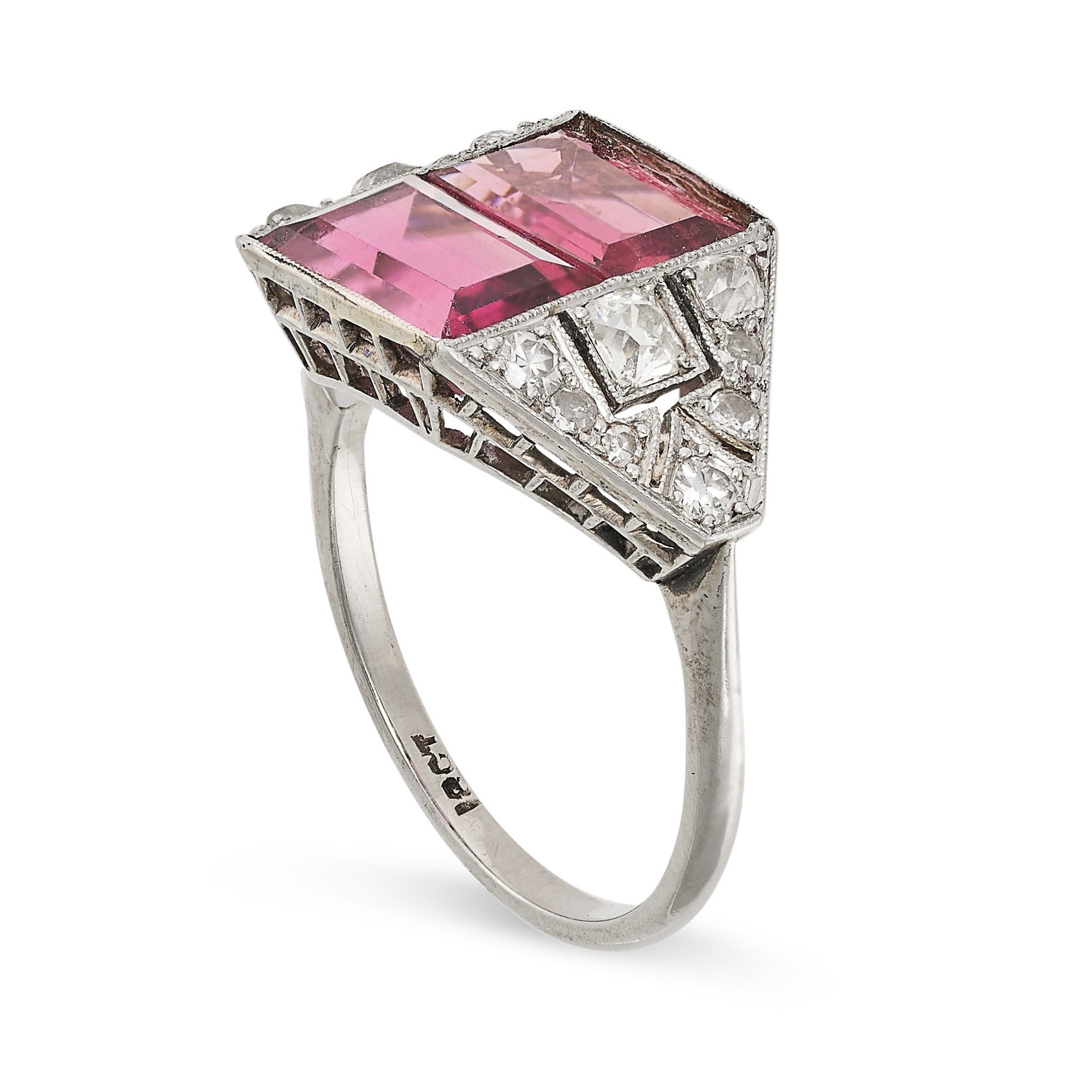 A FINE ART DECO PINK TOURMALINE AND DIAMOND RING in 18ct white gold, set with two rectangular step - Bild 2 aus 2