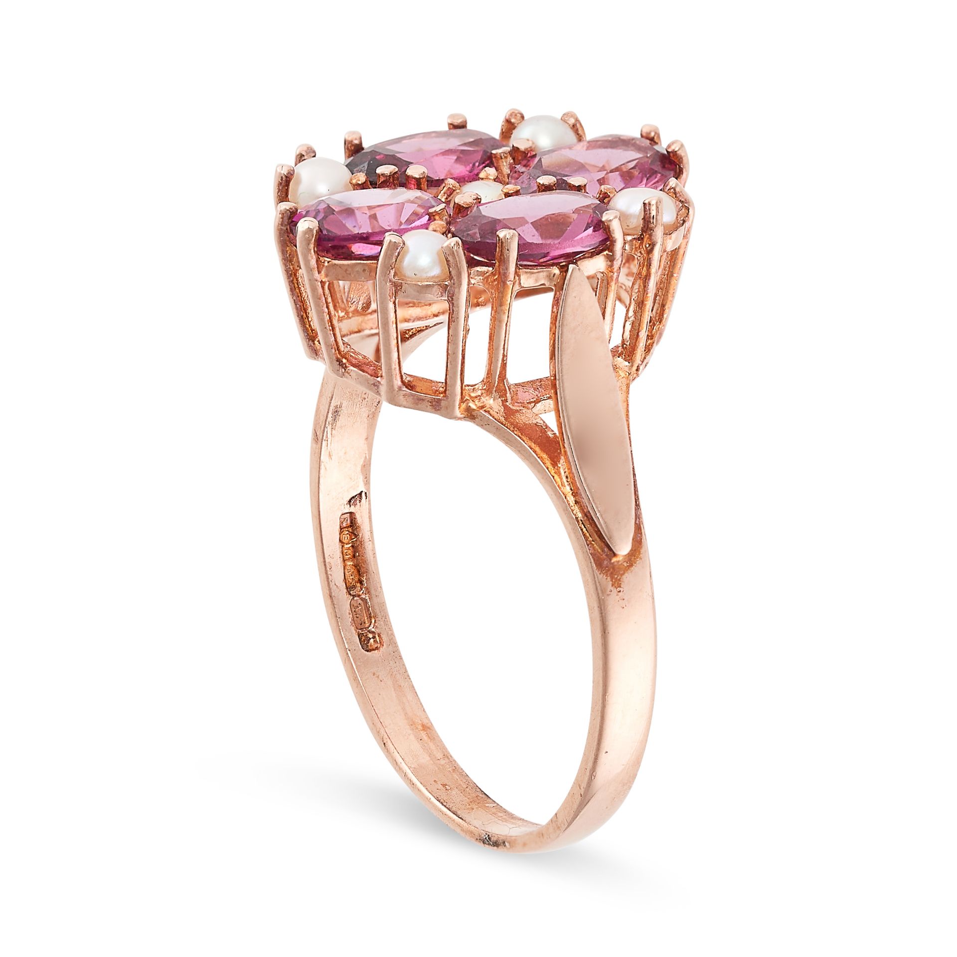 A GARNET AND PEARL RING in 9ct rose gold, set with a cluster of oval cut garnets accented by pearls, - Bild 2 aus 2