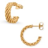 TIFFANY & CO, A PAIR OF SOMERSET HOOP EARRINGS in 18ct yellow gold, each earring stylised as a