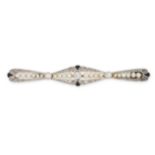 AN ART DECO DIAMOND, PEARL AND ONYX BAR BROOCH in 18ct yellow gold and platinum, set with three