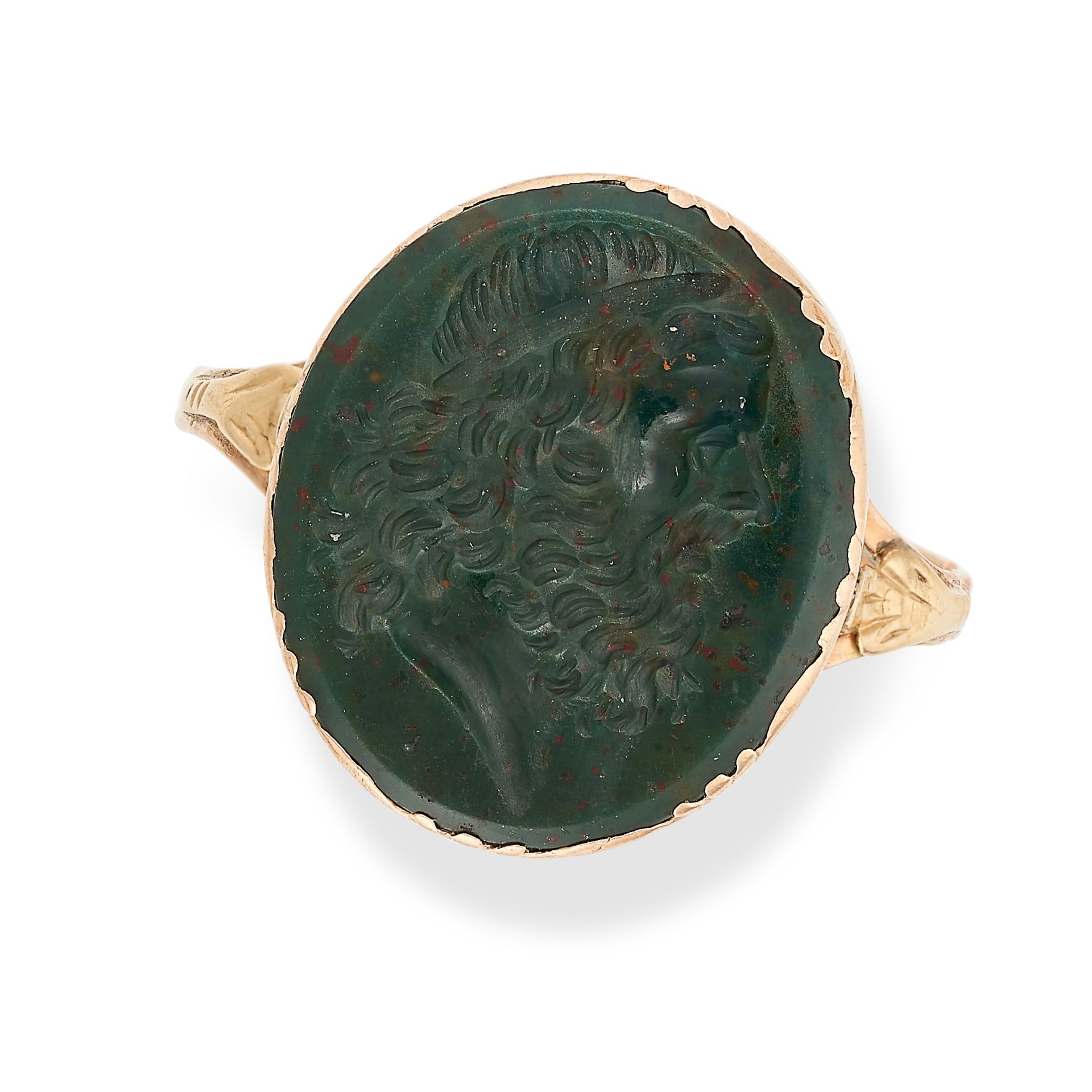 AN ANTIQUE BLOODSTONE INTAGLIO RING in yellow gold, set with an oval bloodstone intaglio depicting