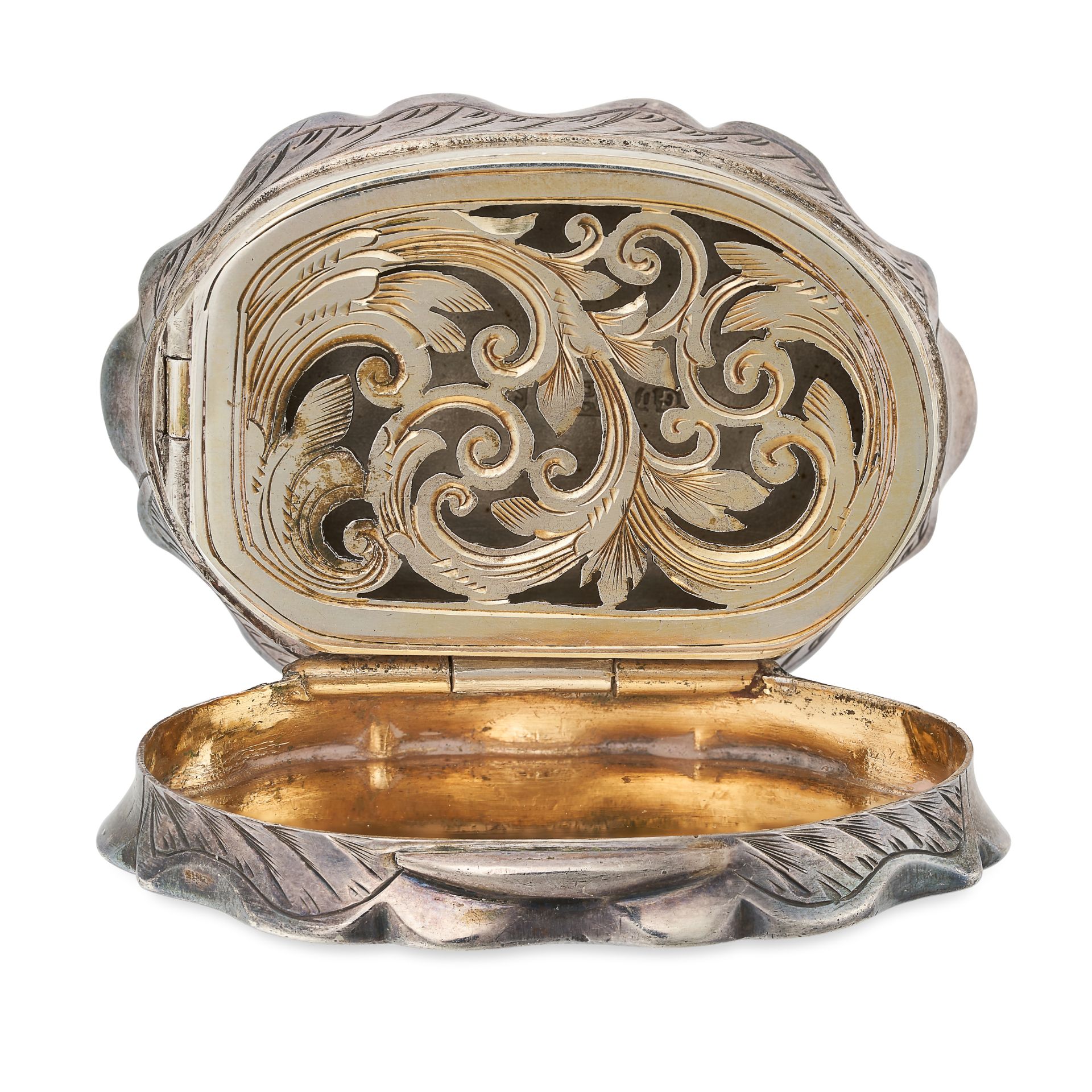 NO RESERVE - AN ANTIQUE VICTORIAN SILVER VINAIGRETTE engraved with an ivy leaf motif and the - Image 2 of 2