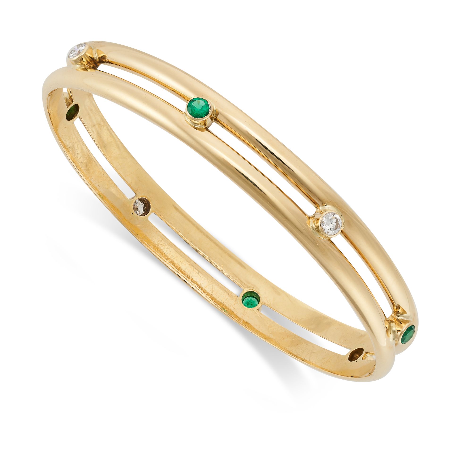 THEO FENNELL, A DIAMOND AND EMERALD BANGLE in 18ct yellow gold, set with a row of alternating