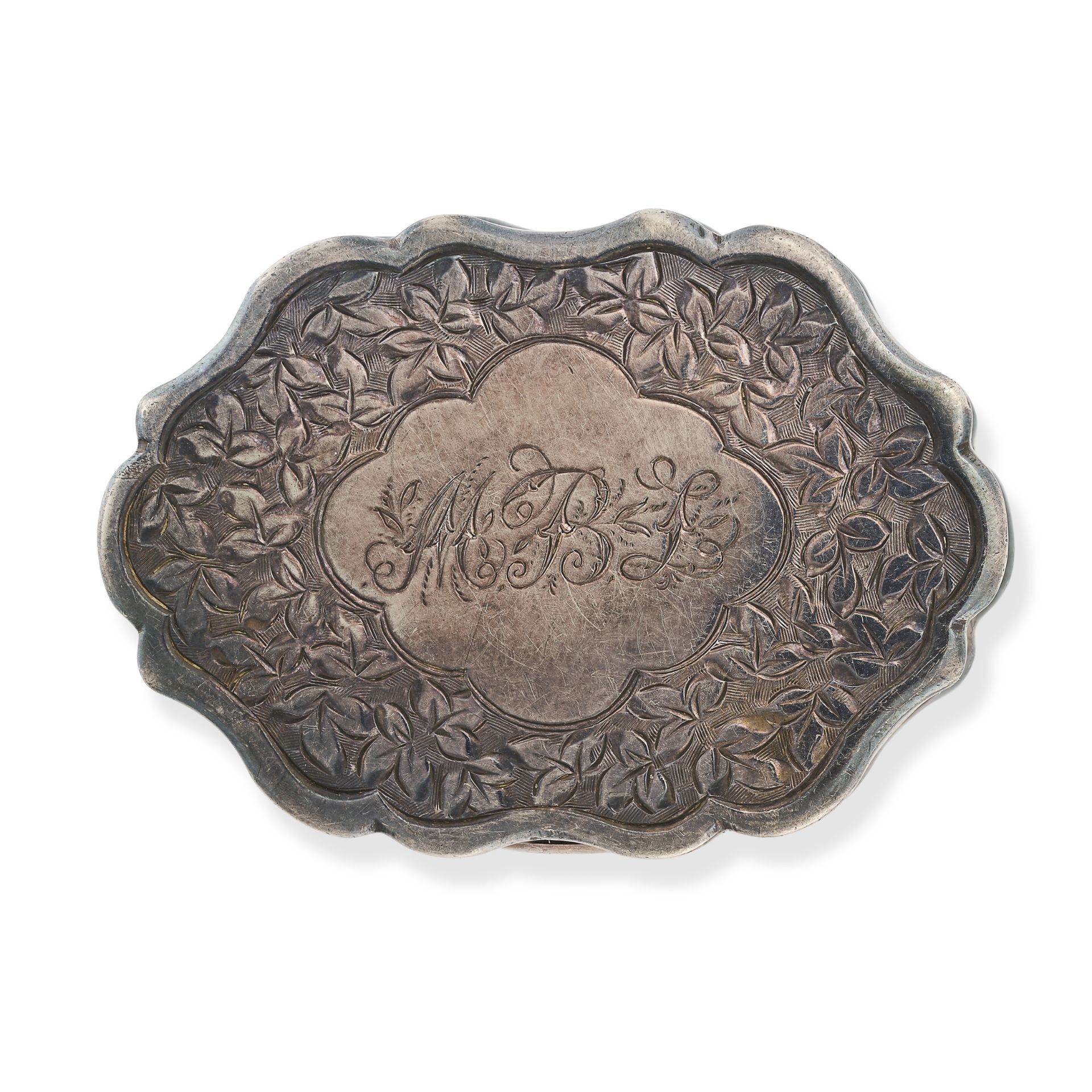 NO RESERVE - AN ANTIQUE VICTORIAN SILVER VINAIGRETTE engraved with an ivy leaf motif and the