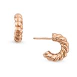 A PAIR OF GOLD HOOP EARRINGS in rose gold, in twisted design, no assay marks, 1.3cm, 1.4g.
