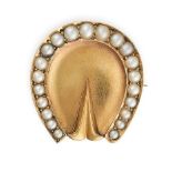 AN ANTIQUE PEARL HORSESHOE BROOCH, 19TH CENTURY in yellow gold, designed as a horse hoof with a