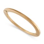 A GOLD BANGLE in 9ct yellow gold, designed as a hinge bangle, stamped 375, inner circumference 19.