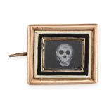 AN ANTIQUE GEORGIAN MEMENTO MORI MOURNING BROOCH, EARLY 19TH CENTURY in yellow gold, the rectangular