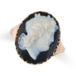 AN ANTIQUE AGATE CAMEO RING in yellow gold, set with an agate cameo carved to depict the bust of a