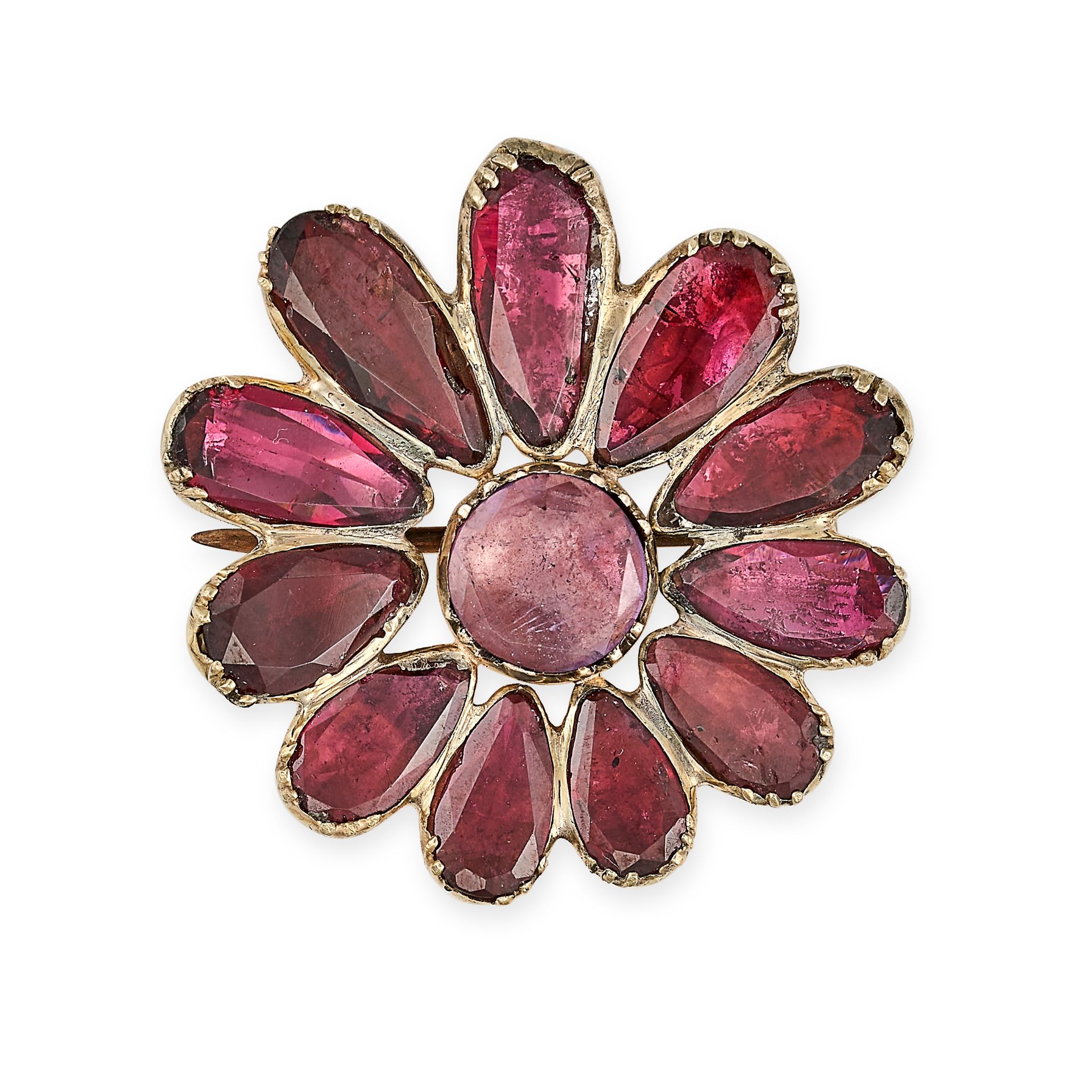 AN ANTIQUE GARNET AND AMETHYST CLUSTER BROOCH in yellow gold, set with a round cut amethyst in a ...