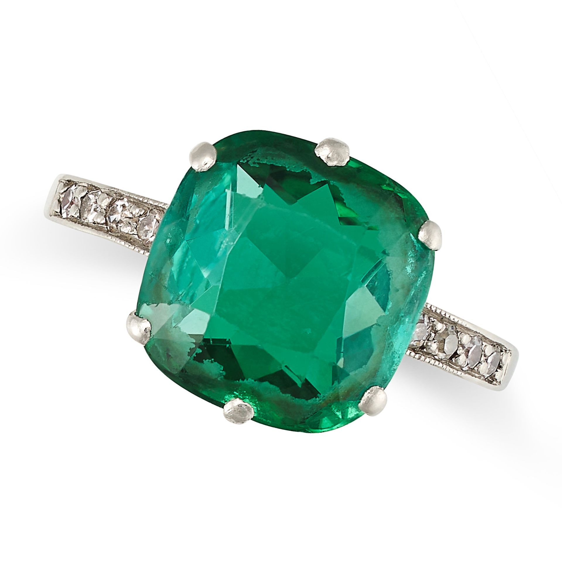 AN ANTIQUE GREEN TOURMALINE AND DIAMOND RING, EARLY 20TH CENTURY set with a cushion cut green