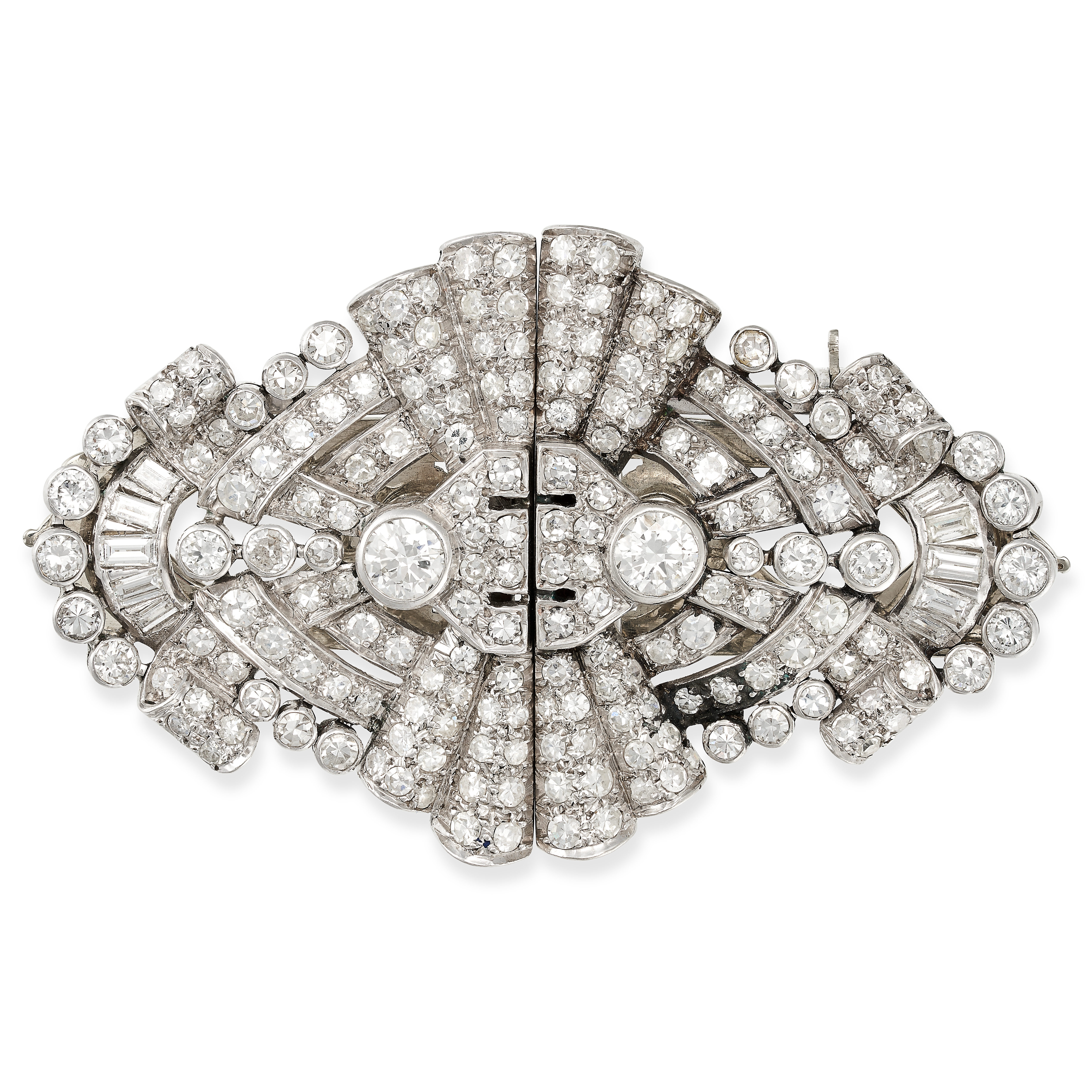 AN ANTIQUE ART DECO DIAMOND DOUBLE CLIP BROOCH in scrolling geometric design, set throughout with - Image 4 of 5