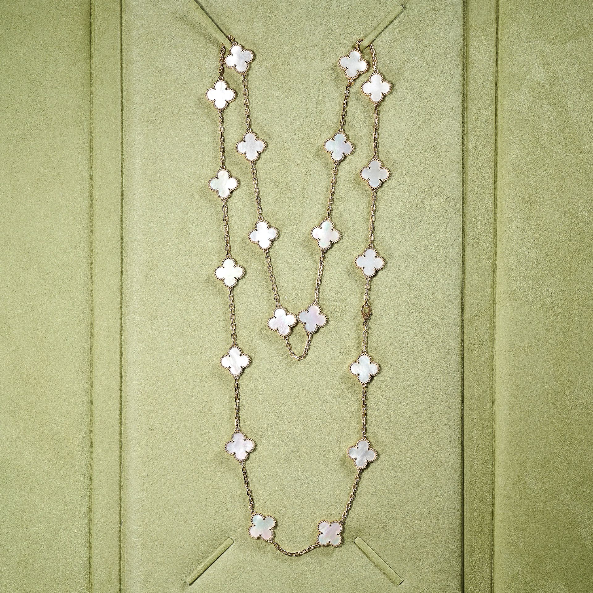 VAN CLEEF & ARPELS, A MOTHER OF PEARL ALHAMBRA NECKLACE in 18ct yellow gold, the chain punctuated by - Image 4 of 5