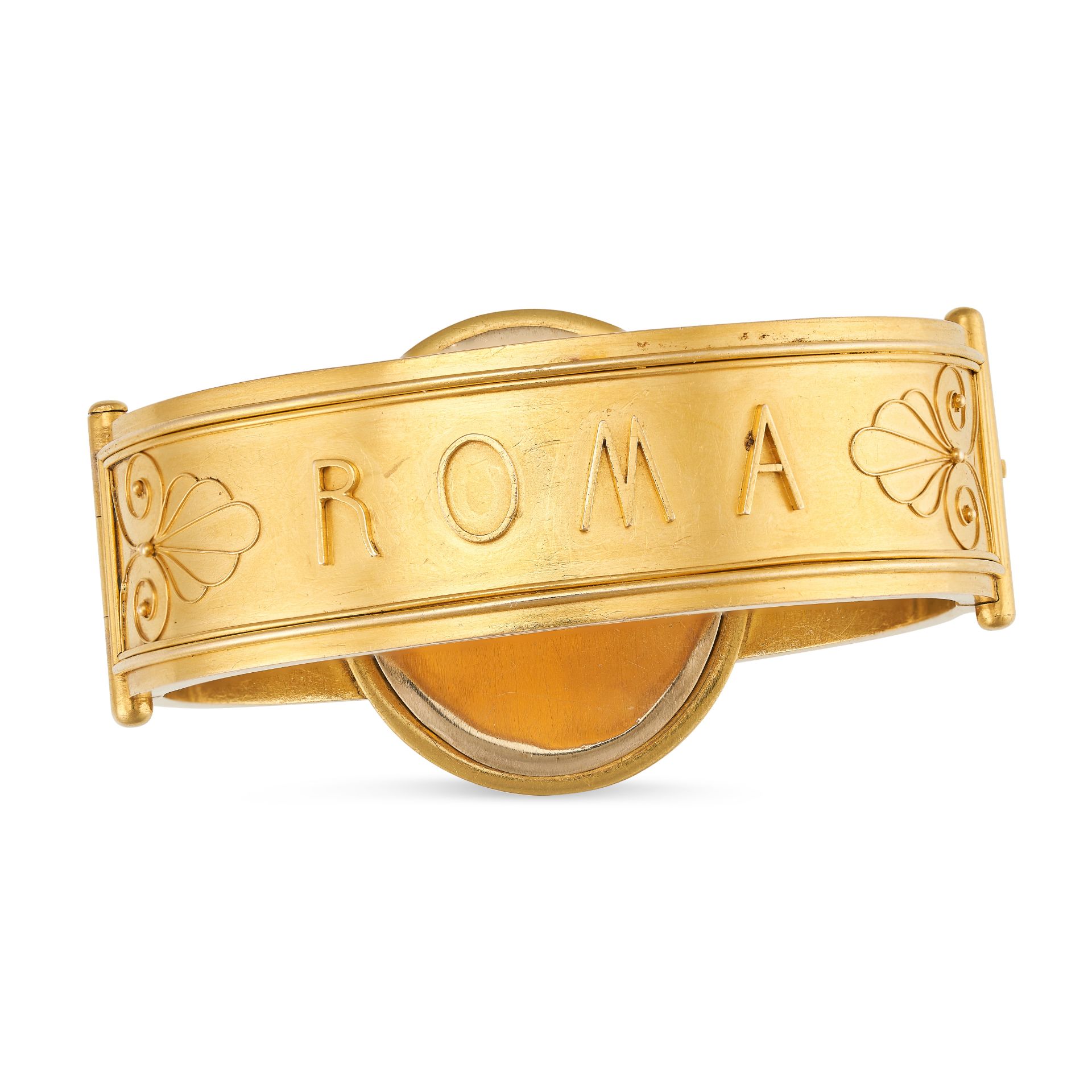 AN ANTIQUE ITALIAN CAMEO BANGLE, 19TH CENTURY in 18ct yellow gold, set with a shell cameo carved ... - Image 3 of 4