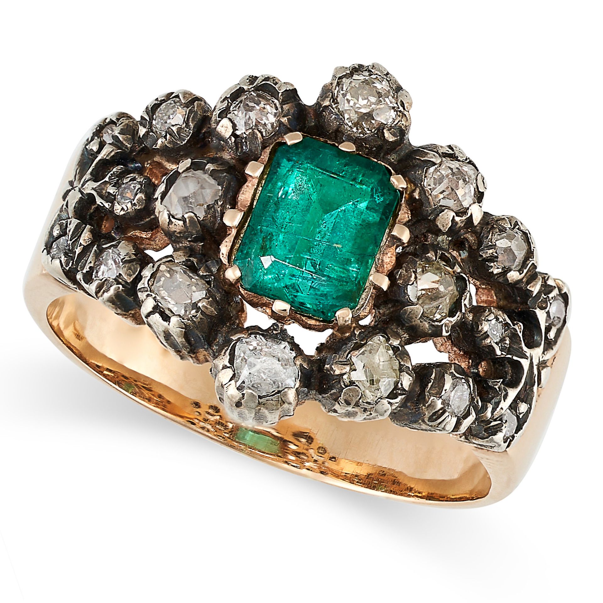 AN ANTIQUE EMERALD AND DIAMOND RING, 19TH CENTURY AND LATER in yellow gold and silver, set with a...