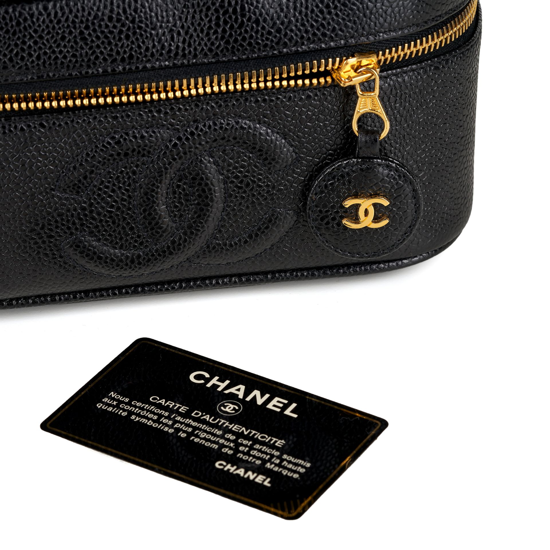 CHANEL, A VINTAGE CAVIAR VANITY CASE. - Bild 4 aus 6