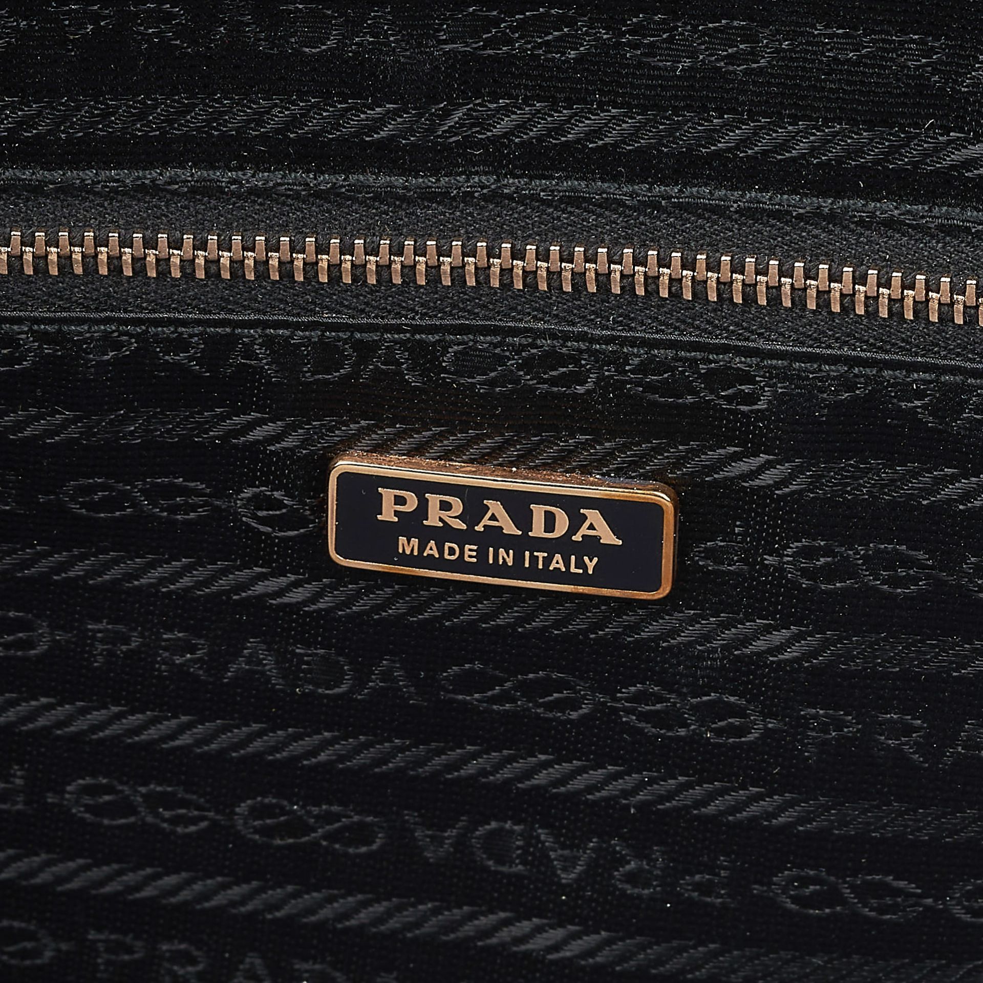 PRADA, A GROMMET SHOULDER BAG - Bild 5 aus 5