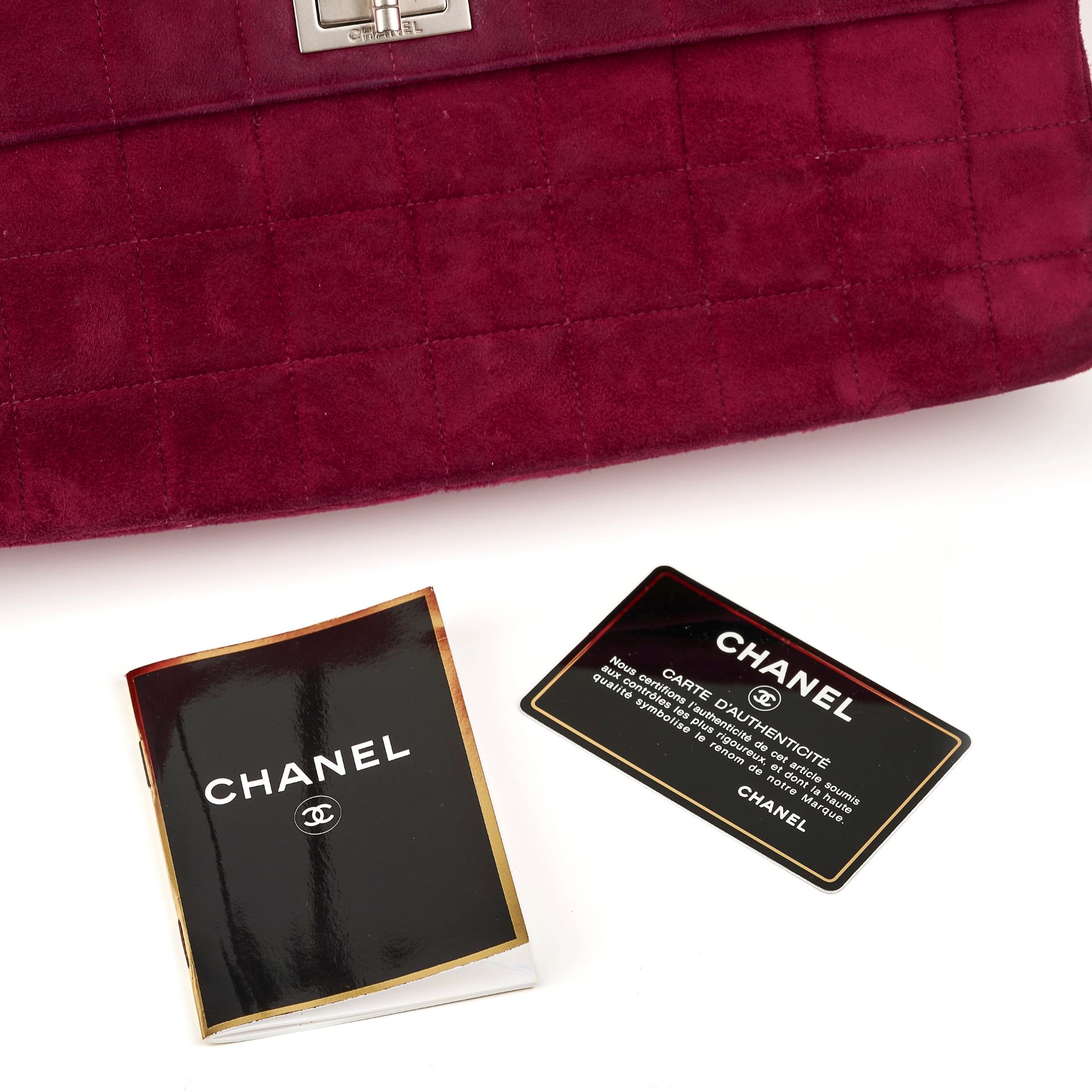 CHANEL, A BURGUNDY SUEDE MULTI-POCKET REISSUE LOCK BAG - Bild 5 aus 6