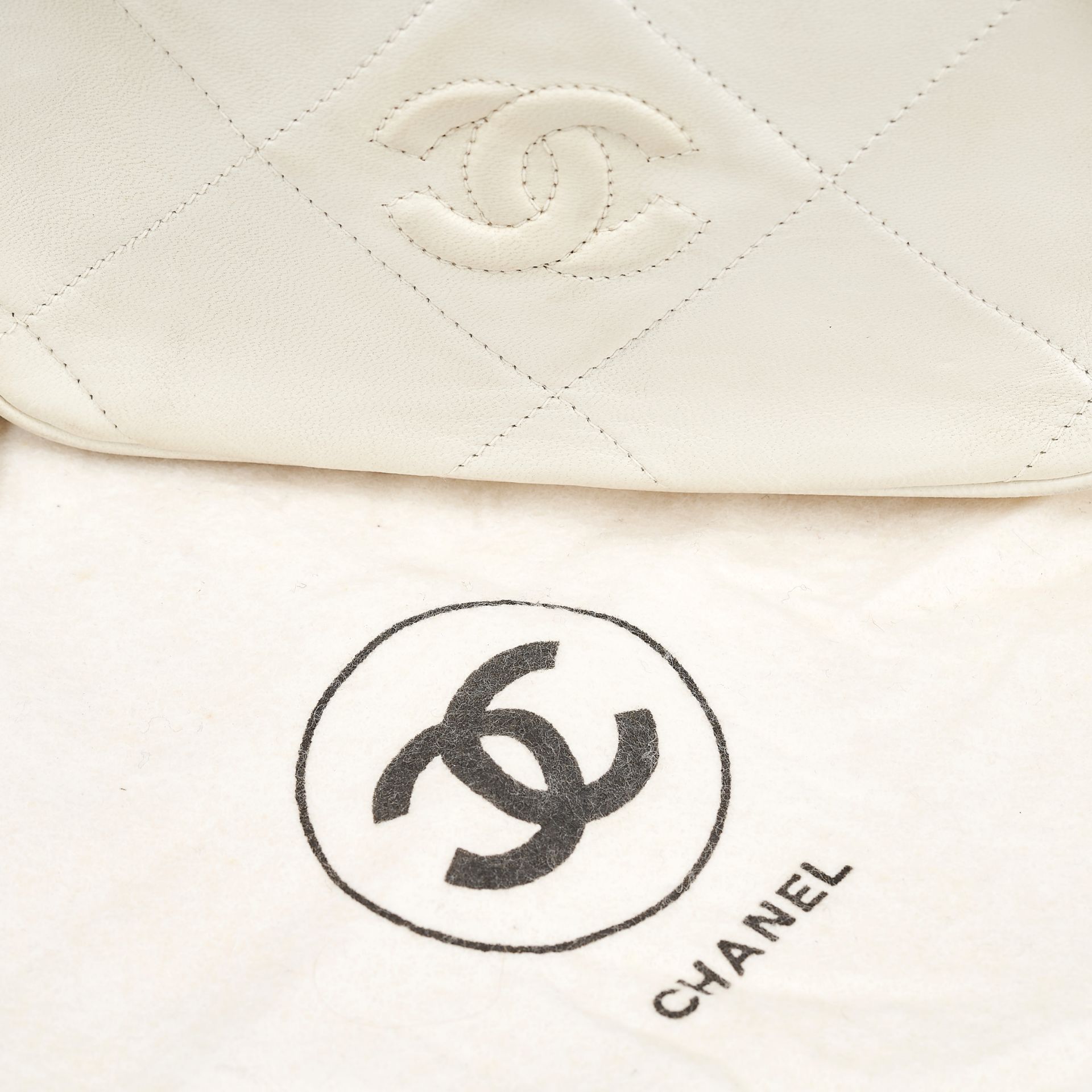 CHANEL, A WHITE VINTAGE CAMERA BAG, Condition grade B. Produced between 1986-1988 - Image 6 of 7