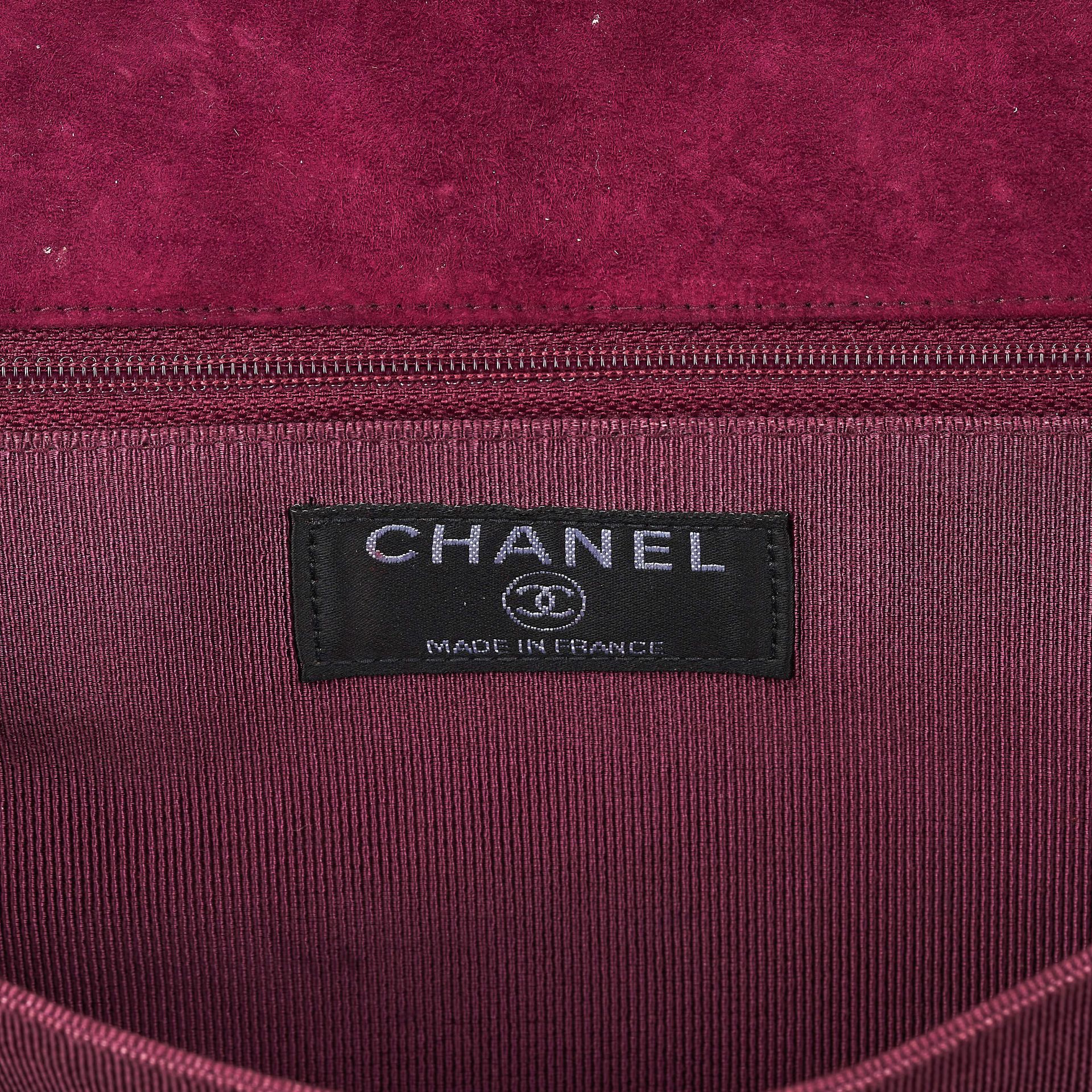 CHANEL, A BURGUNDY SUEDE MULTI-POCKET REISSUE LOCK BAG - Bild 4 aus 6