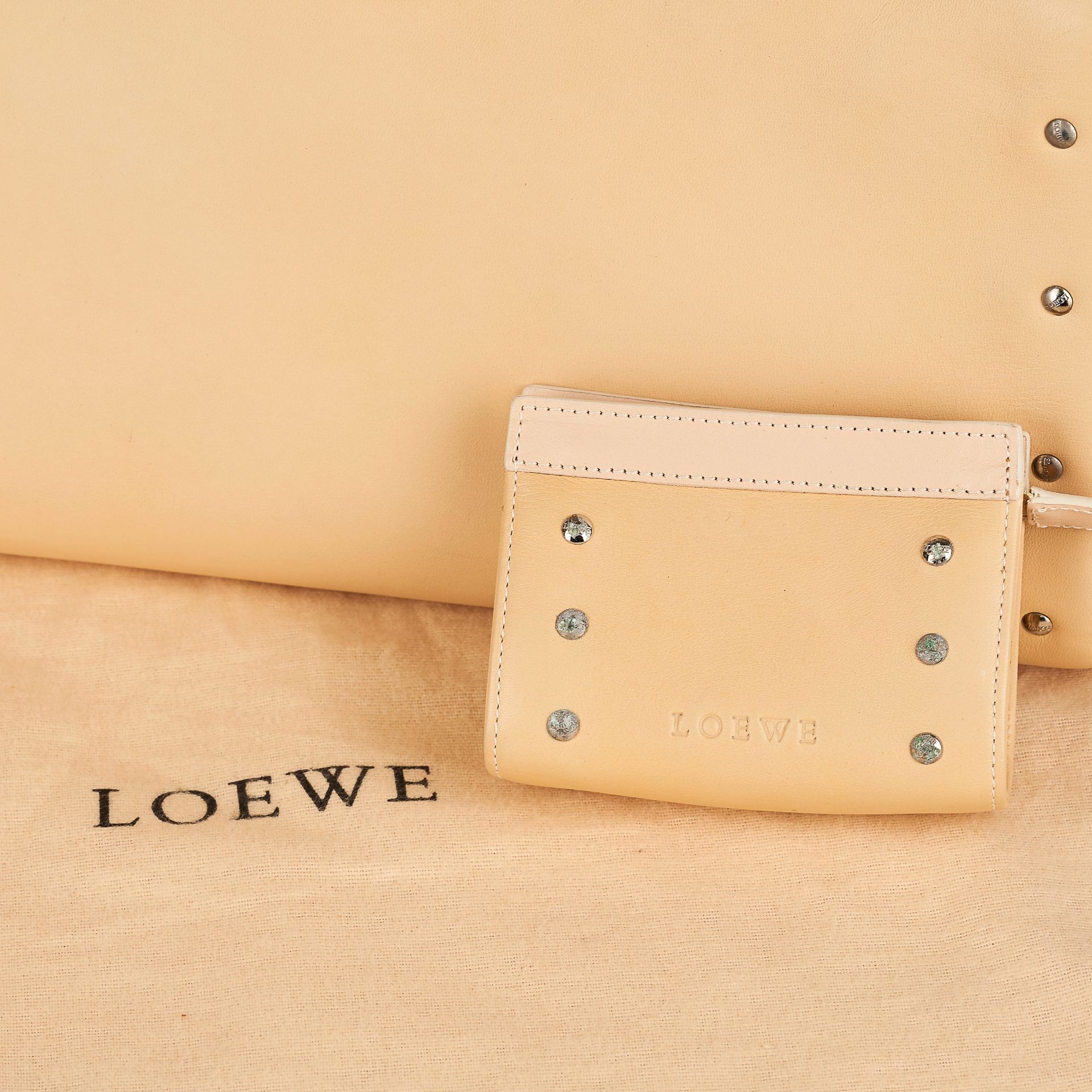 LOEWE, A BEIGE SHOULDER BAG AND COIN PURSE - Bild 5 aus 6