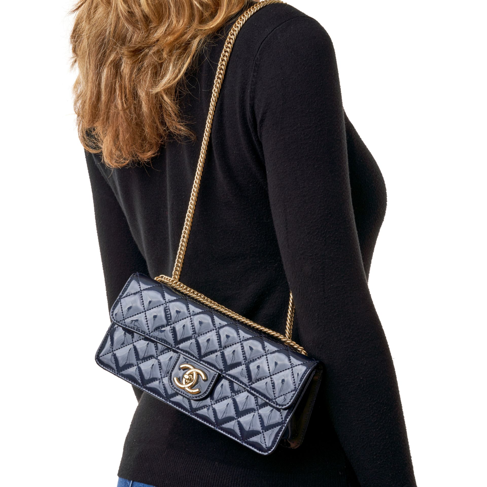 CHANEL, A NAVY PATENT MINI BAG - Bild 4 aus 9