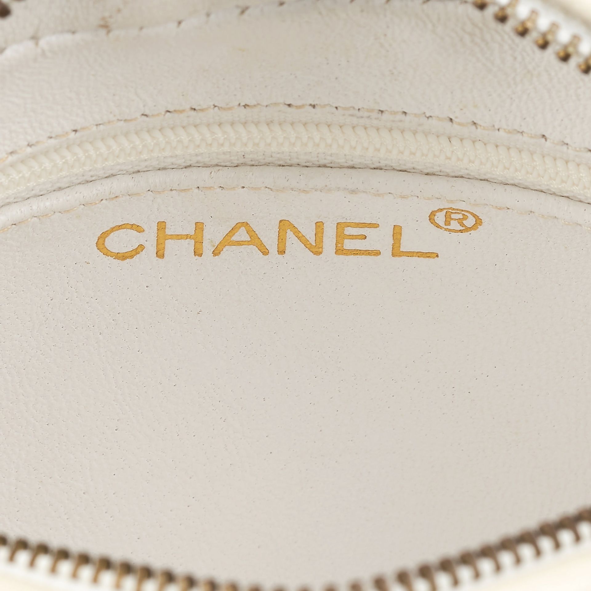 CHANEL, A WHITE VINTAGE CAMERA BAG, Condition grade B. Produced between 1986-1988 - Image 4 of 7