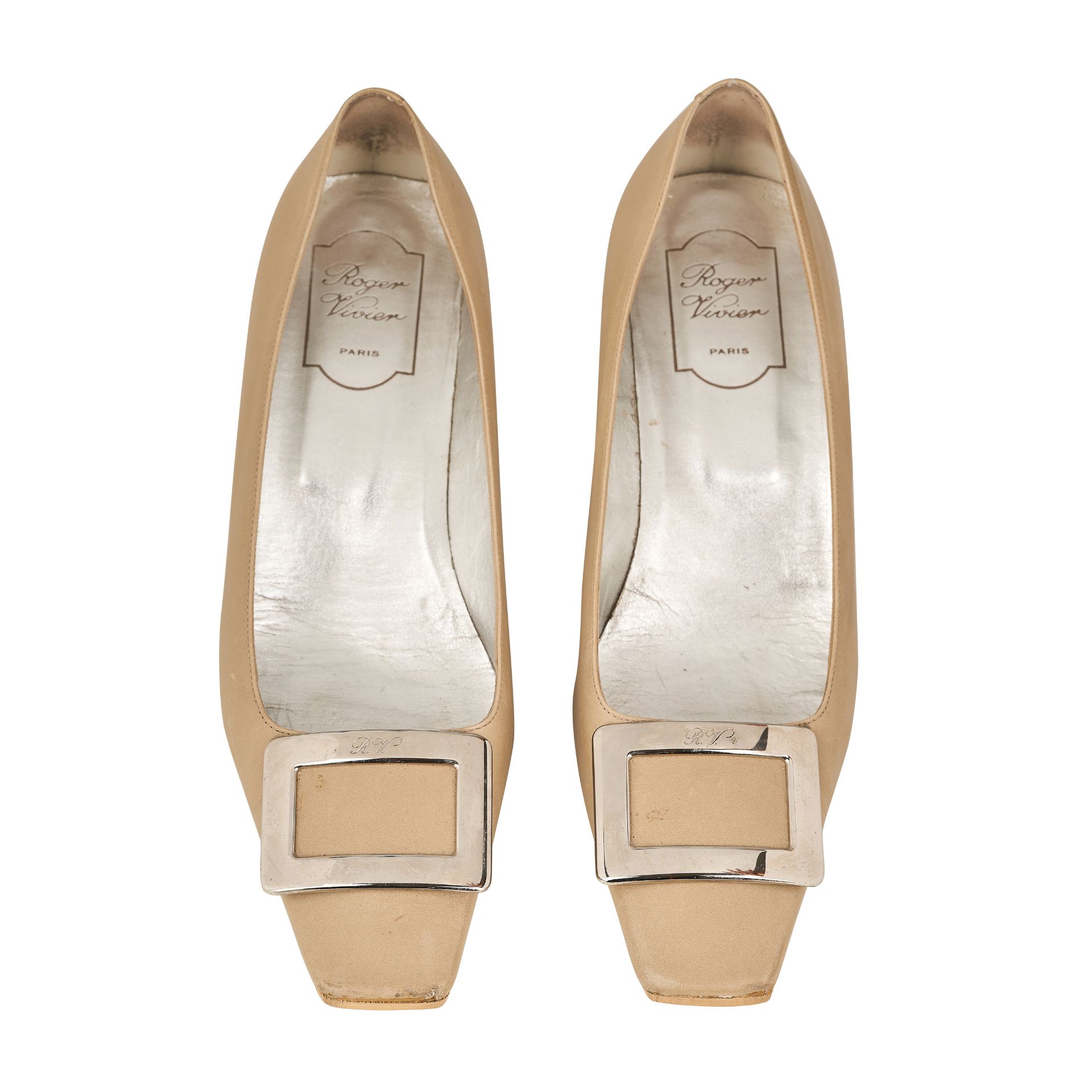 ROGER VIVIER, BELLE BEIGE BUCKLED LEATHER PUMPS. - Bild 2 aus 3