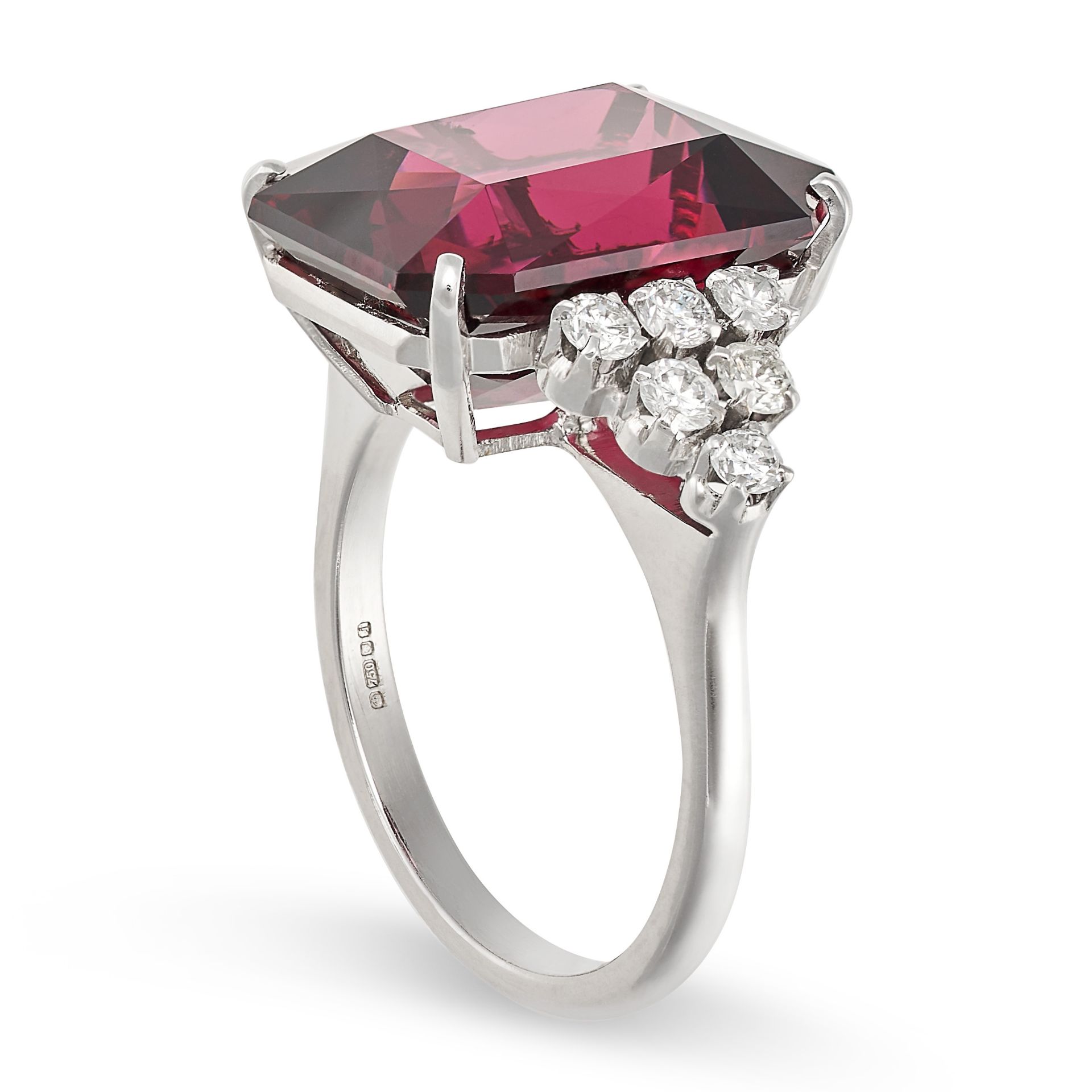 A GARNET AND DIAMOND RING in 18ct white gold, set with an octagonal mixed cut garnet of approxima... - Bild 2 aus 2