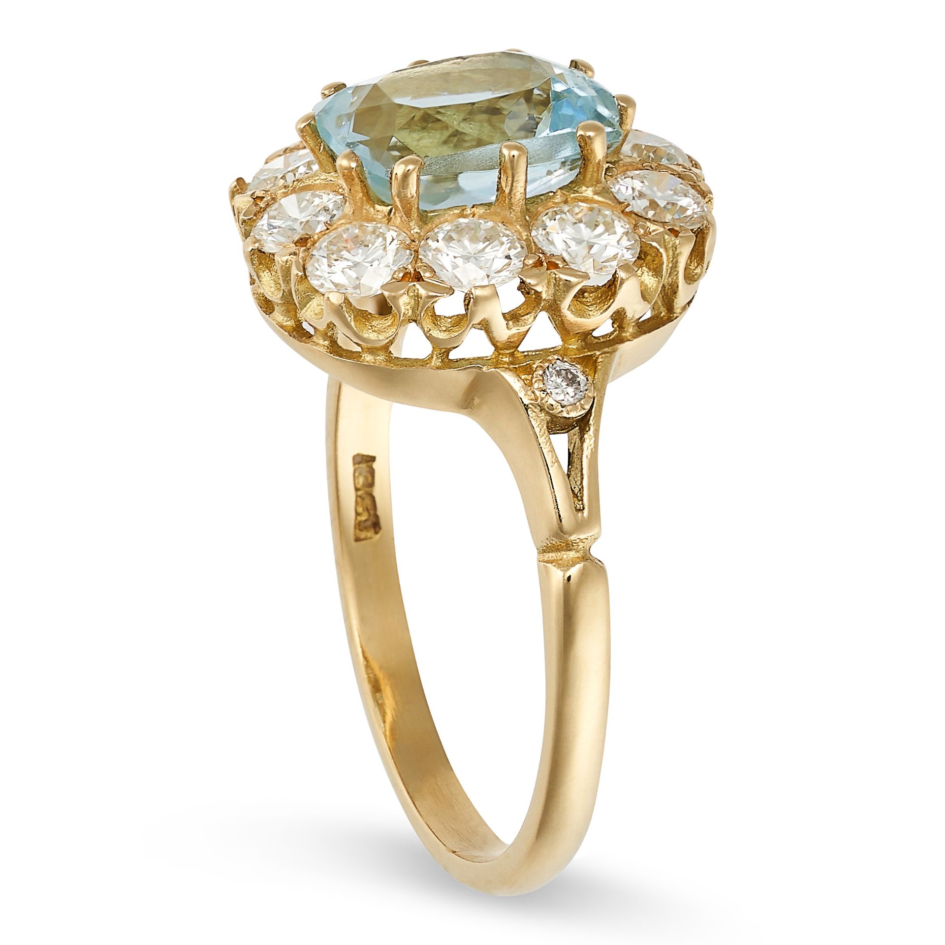 AN AQUAMARINE AND DIAMOND CLUSTER RING in 18ct yellow gold, set with a cushion cut aquamarine of ... - Bild 2 aus 2