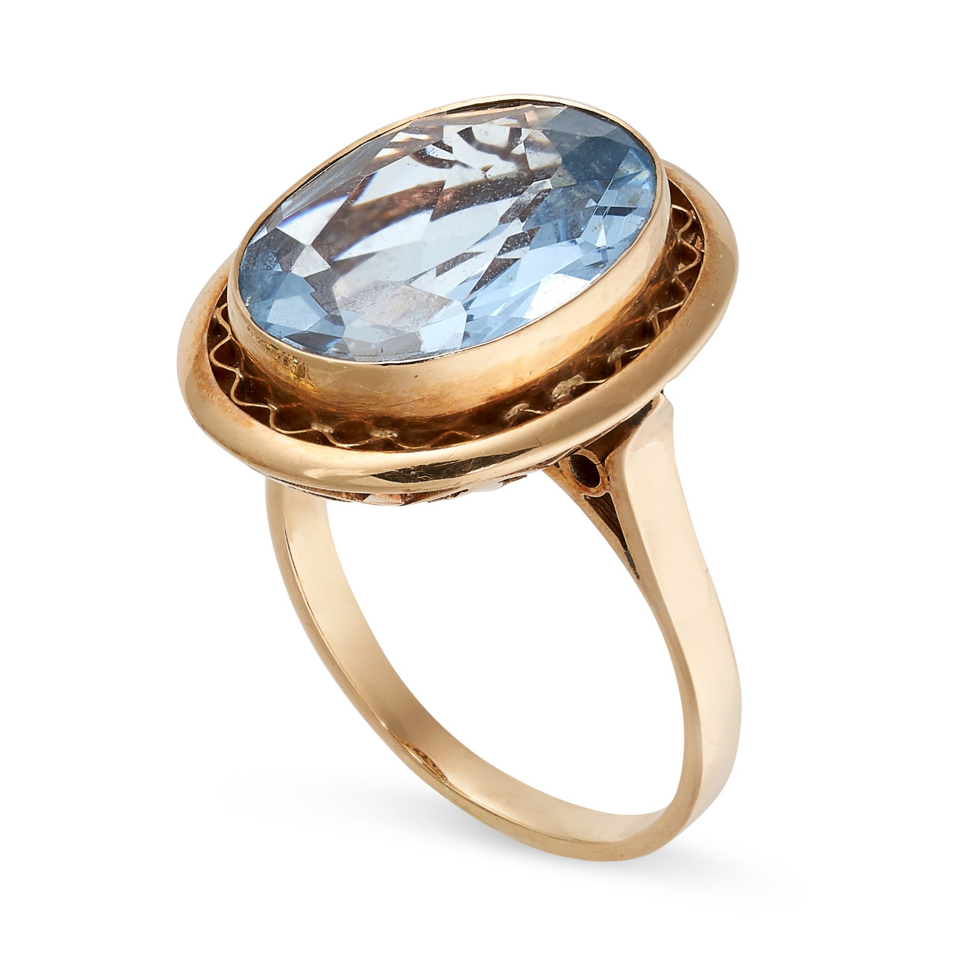 NO RESERVE - A SYNTHETIC BLUE SPINEL DRESS RING in yellow gold, set with an oval synthetic spinel... - Image 2 of 2