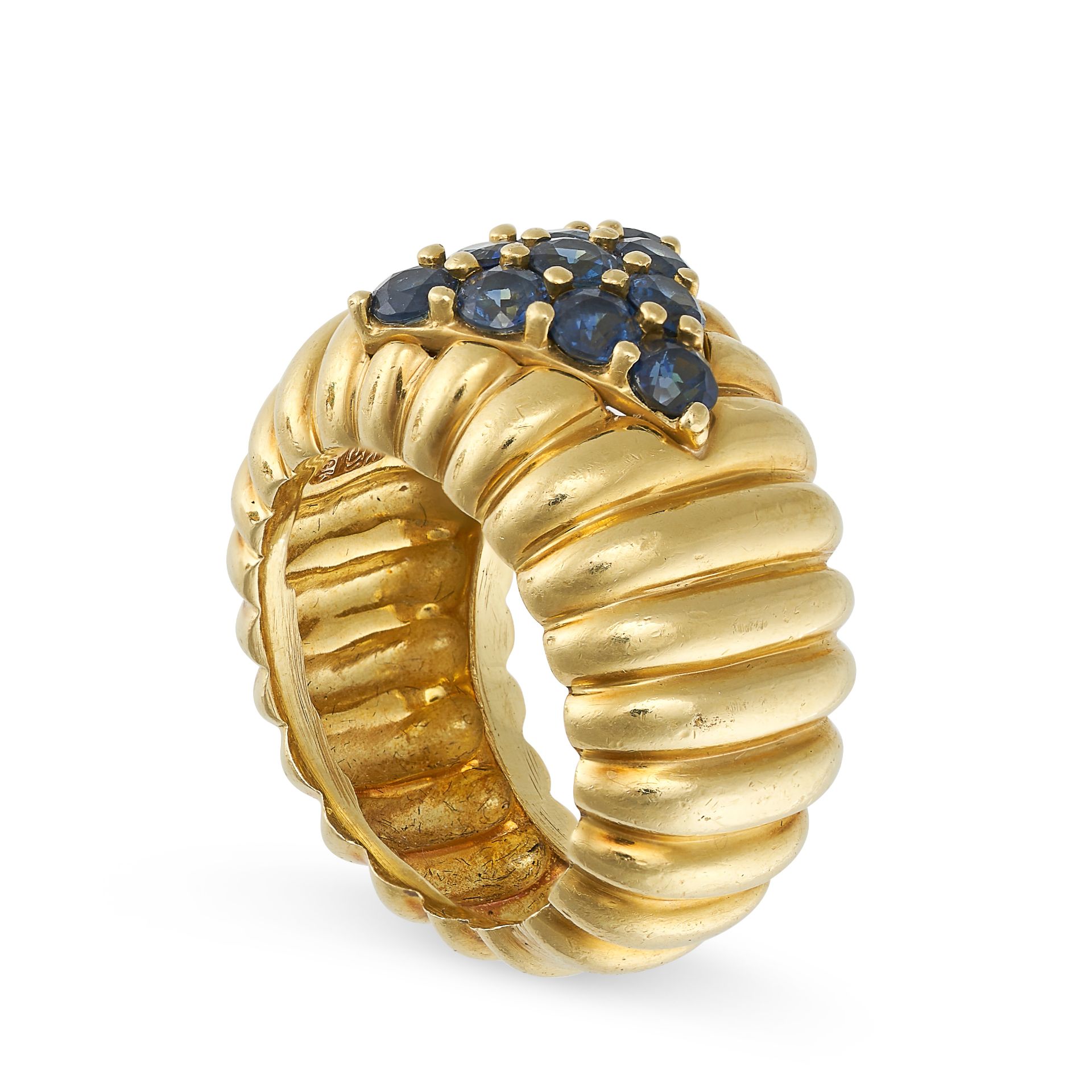 HOSE HESS, A SAPPHIRE DRESS RING in 18ct yellow gold, the ridged band set with a triangular clust... - Image 2 of 2