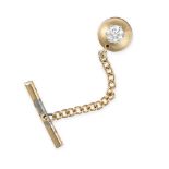 A DIAMOND LAPEL PIN in yellow gold, set with a round brilliant cut diamond of approximately 0.40 ...