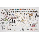 A LARGE QUANTITY OF GOOD QUALITY COSTUME JEWELLERY EARRINGS AND RINGS