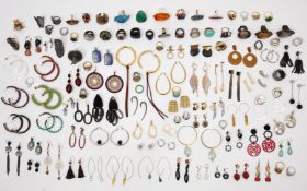 A LARGE QUANTITY OF GOOD QUALITY COSTUME JEWELLERY EARRINGS AND RINGS