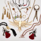 A QUANTITY OF GOOD QUALITY COSTUME JEWELLERY